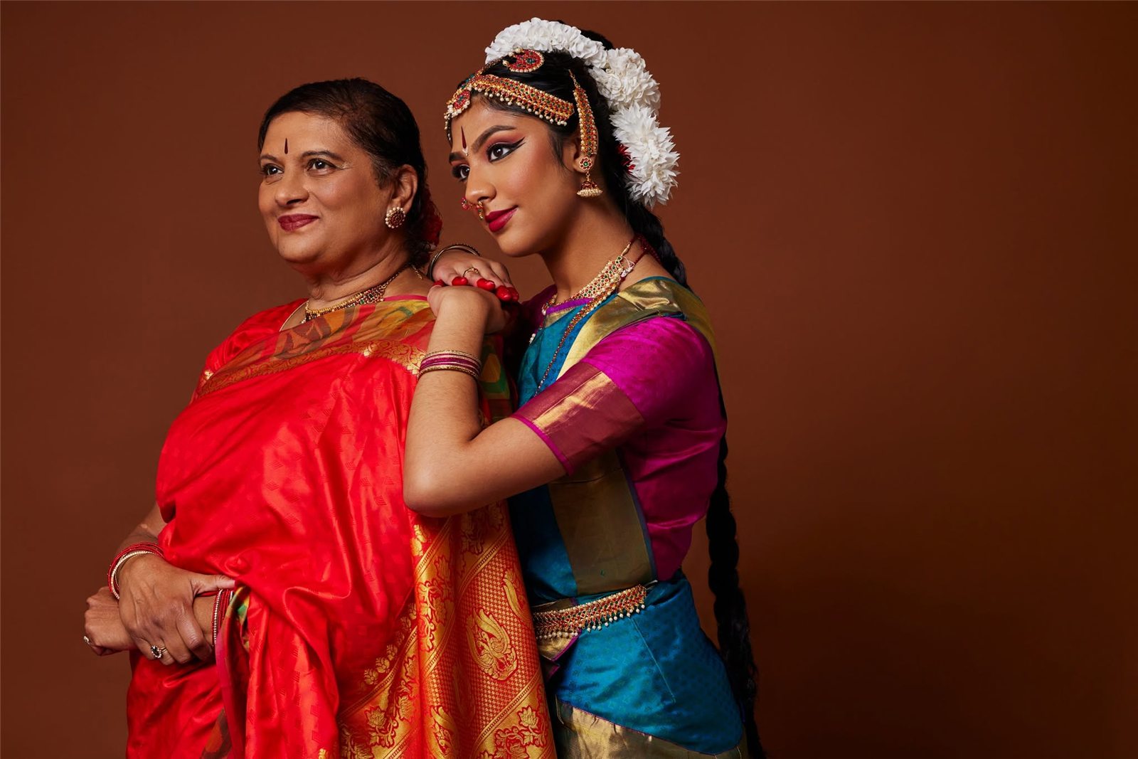 Sitrawatie Bonoo in rode sari met leerling Jiya Jagram in Bharatanatyam-kostuum
